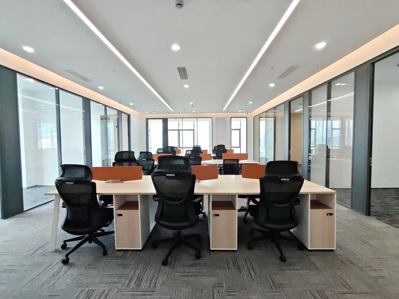 英龙商务中心360㎡精装办公室出租,高层东北向采光好实景图