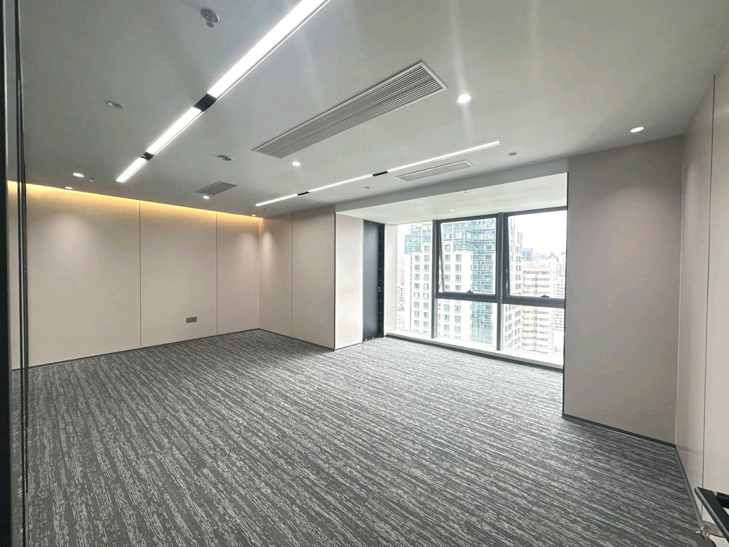 英龙商务中心 192㎡ 精装 高层办公室出租