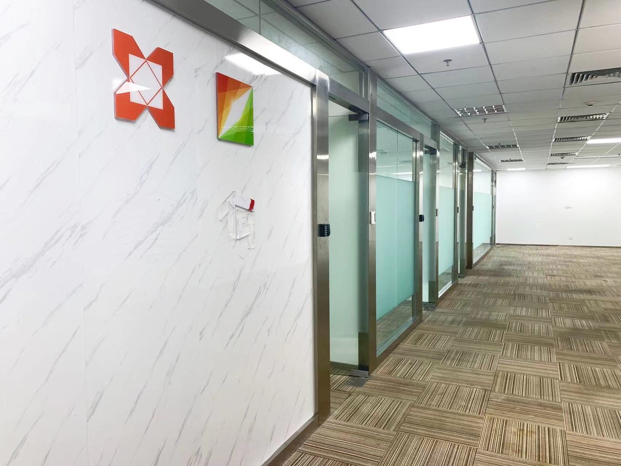 皇岗商务中心392㎡精装办公室出租，中层东北向采光好