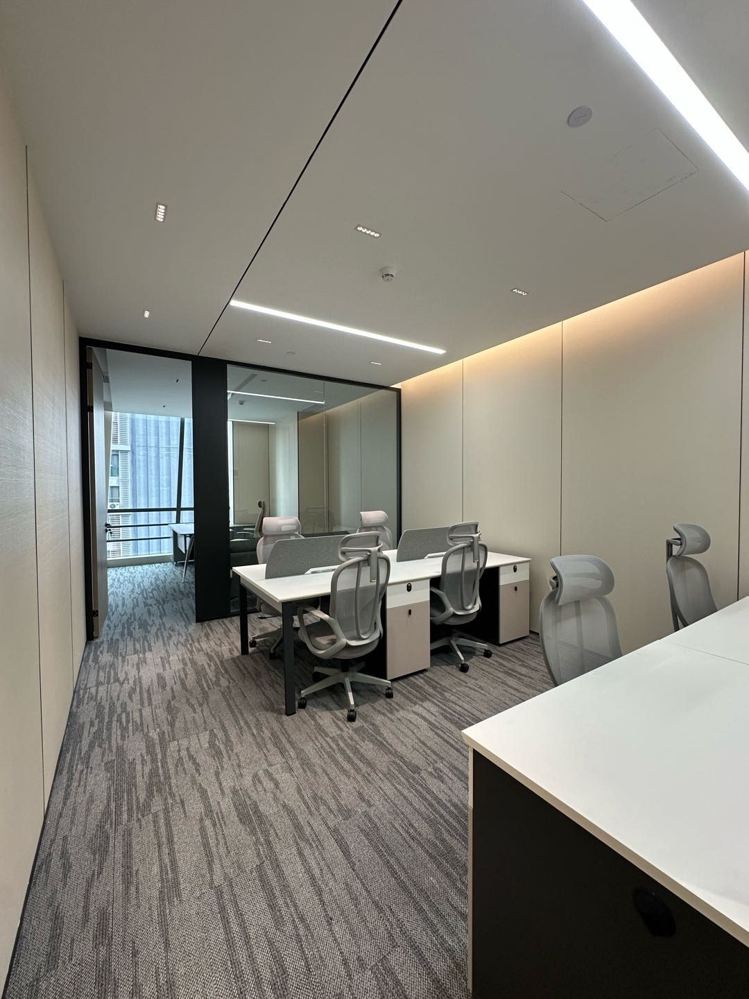 怡化金融科技大厦186㎡精装办公室出租,中层东向采光好实景图