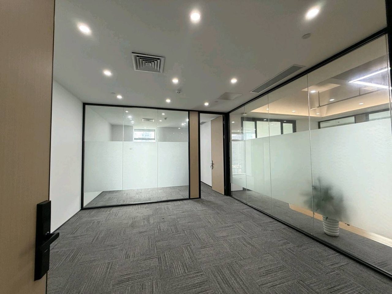 北邮科技大厦378㎡精装办公室出租,中层西南向采光好