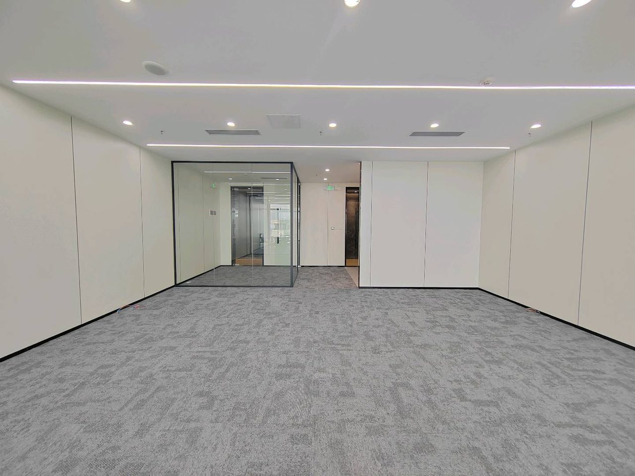 南山区前海 卓越前海壹号212㎡精装办公间高层出租