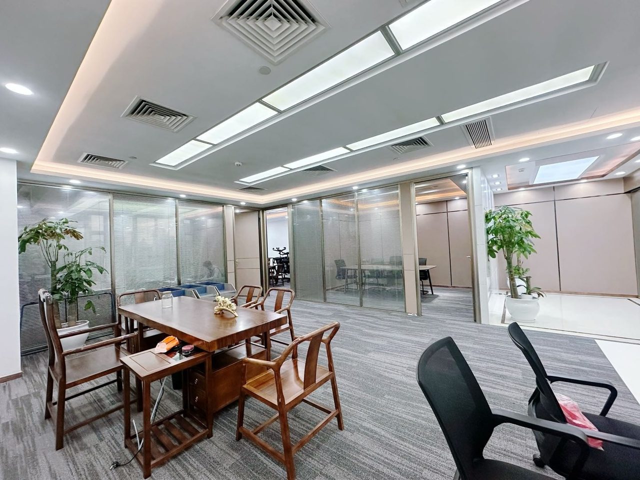 中心商务大厦写字楼216㎡精装户型·高层东向出租实景图