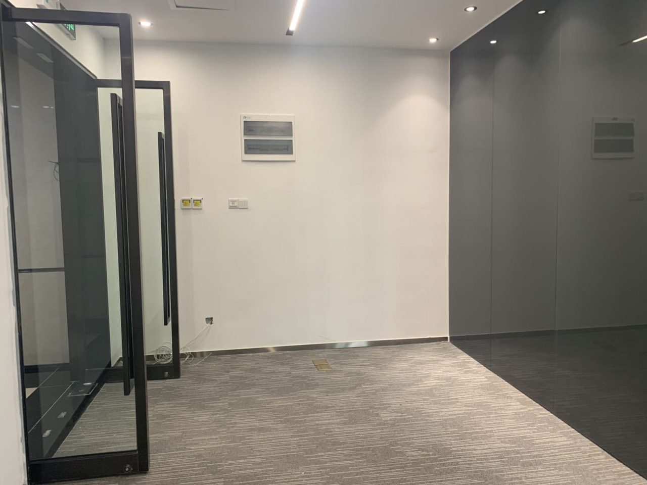 稻兴环球科创中心（信义领域）212㎡精装办公室出租，中层西南向采光好
