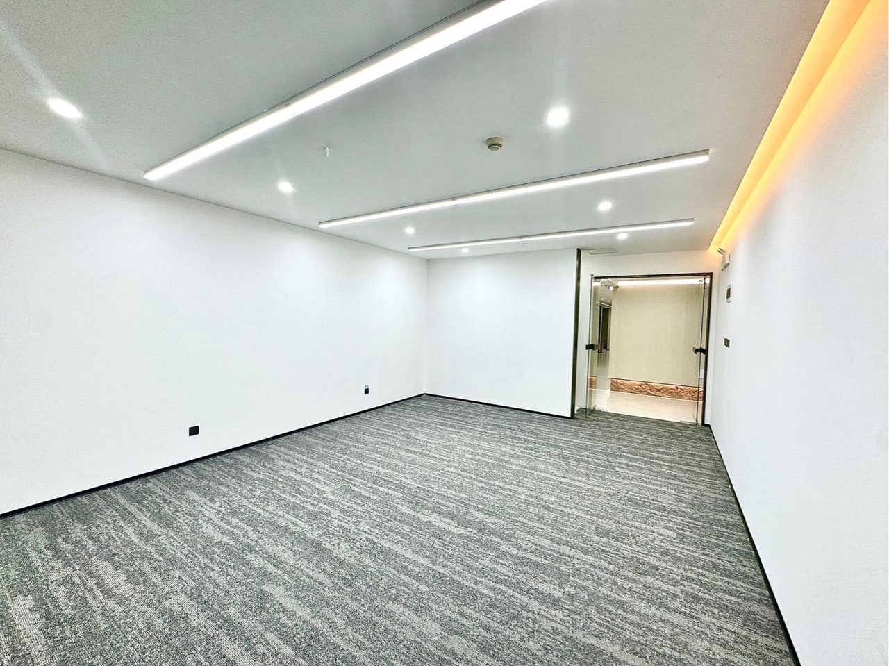 英龙商务中心123㎡精装办公室出租，低层西向采光好