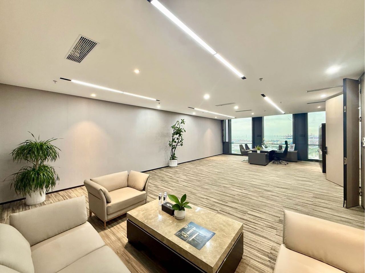 前海君豪中心(招商前海国际中心)写字楼747㎡豪装户型·中层东北向出租