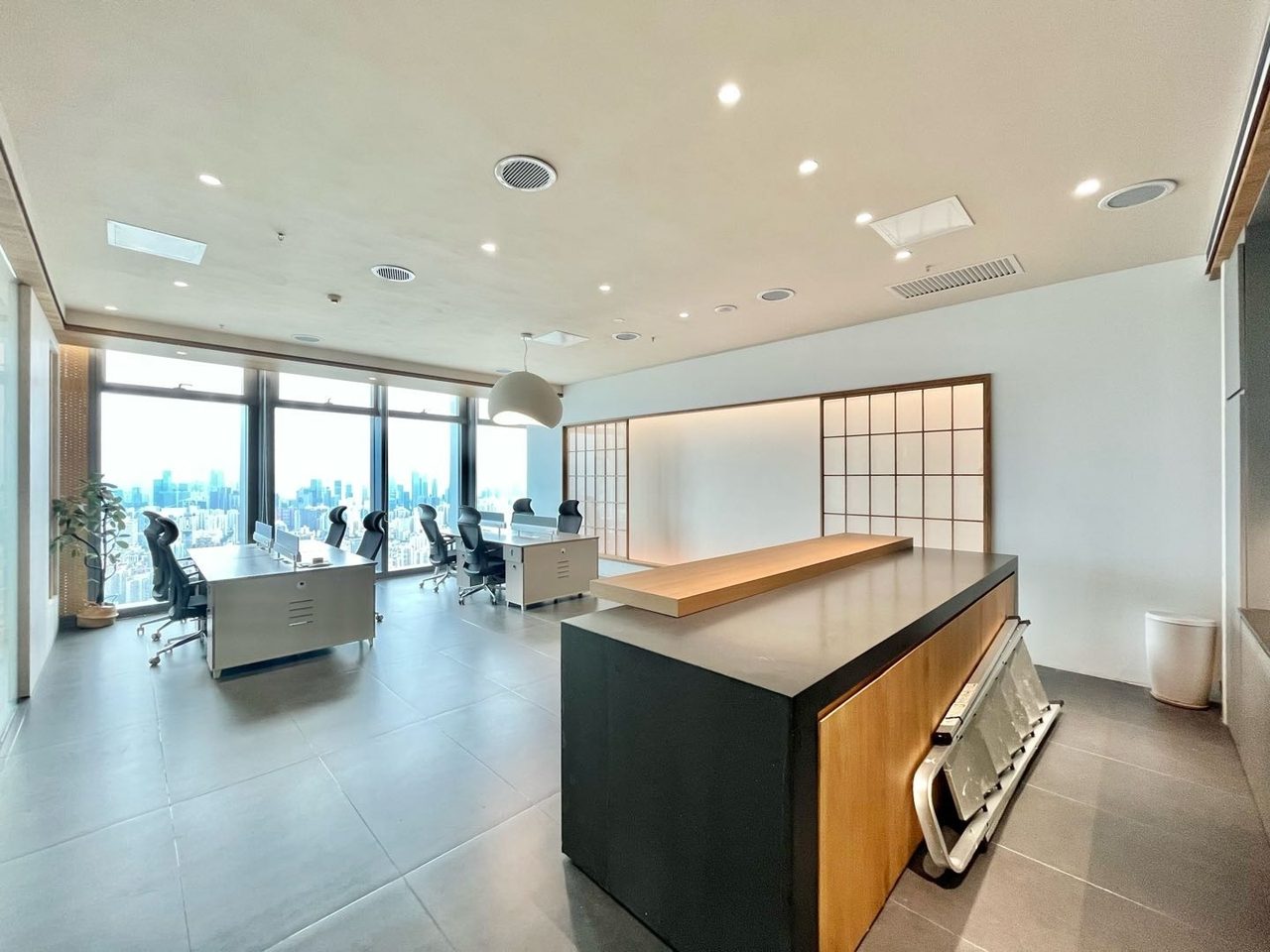 卓越前海壹号178㎡精装办公室出租，高层东向采光好