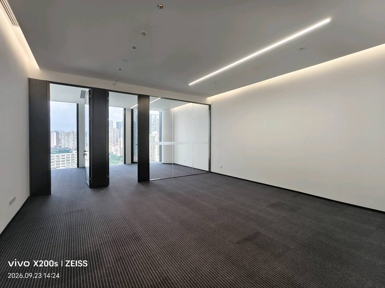 南山区南油 华联城市中心187.65㎡精装办公间中层出租实景图