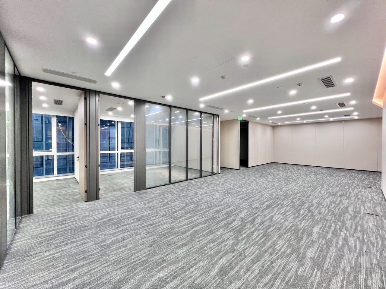 华润置地大厦288㎡精装办公室出租，高层北向采光好实景图
