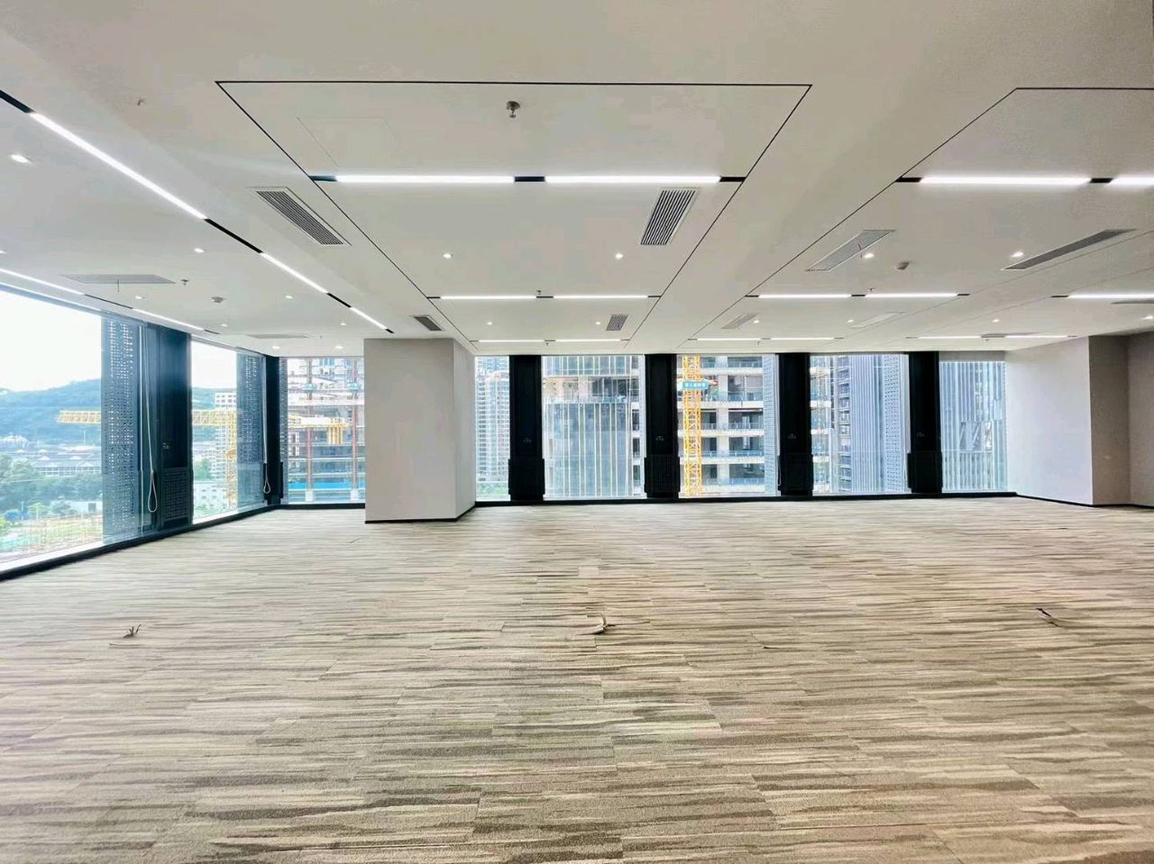 天珑移动大厦439㎡精装办公室出租，中层西北向采光好实景图