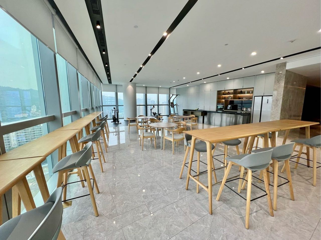 香江金融中心2245㎡豪装办公室出租,中层四面采光向采光好
