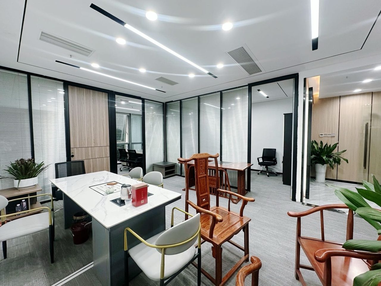 新华保险大厦写字楼198㎡精装户型·低层南向出租实景图