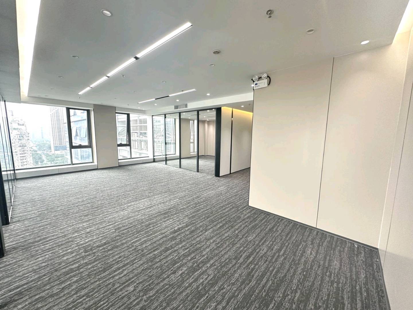 英龙商务中心 269㎡ 精装 高层办公室出租实景图