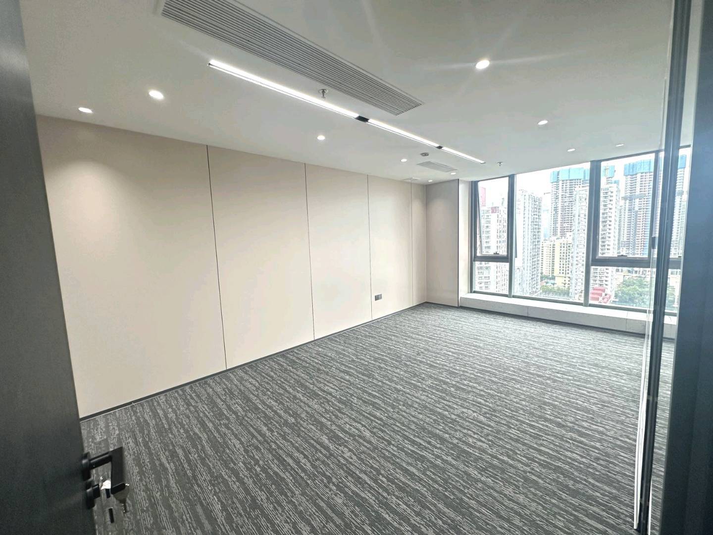 英龙展业大厦 159㎡ 精装 高层办公室出租实景图