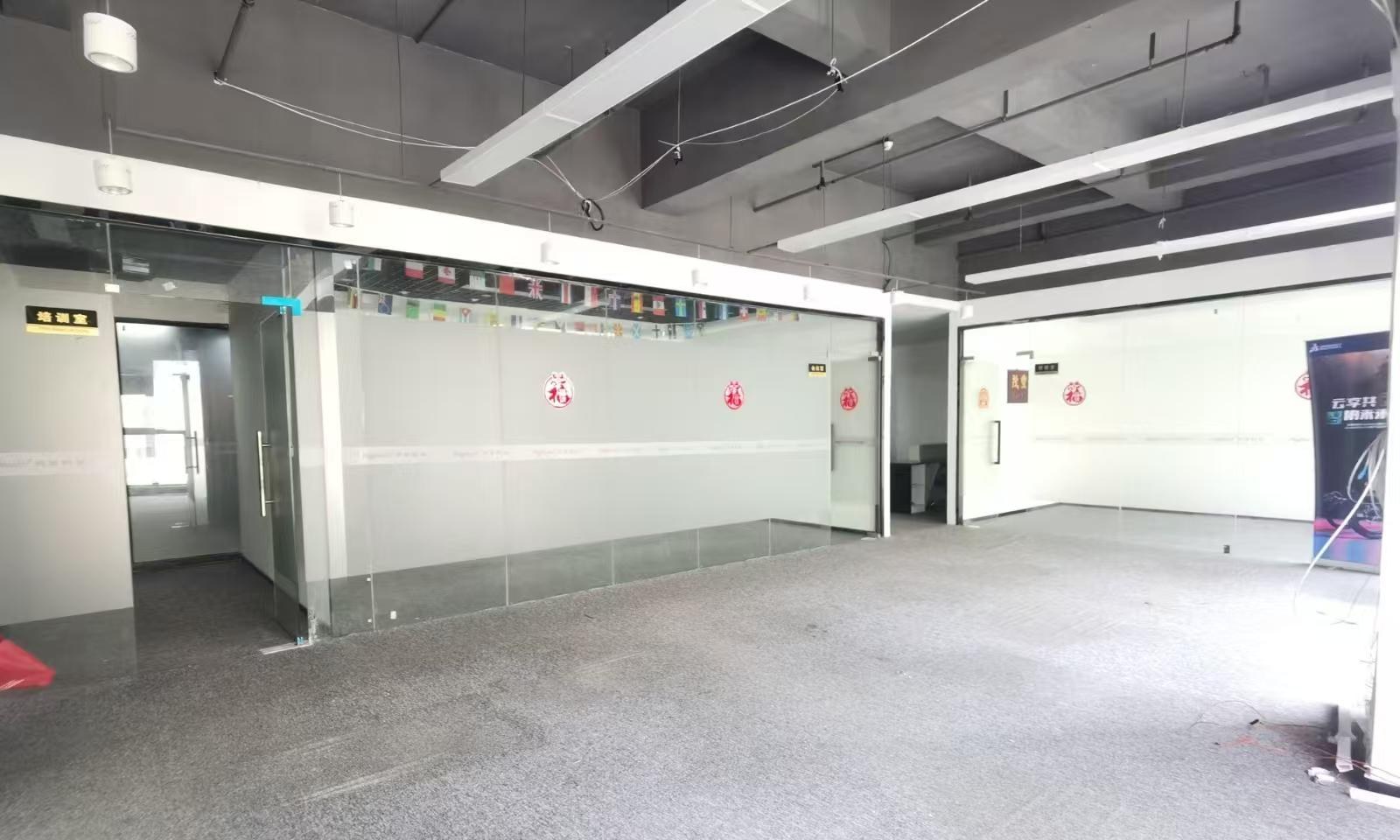 一方天地互联网产业园 300㎡ 精装 低楼层办公室出租实景图