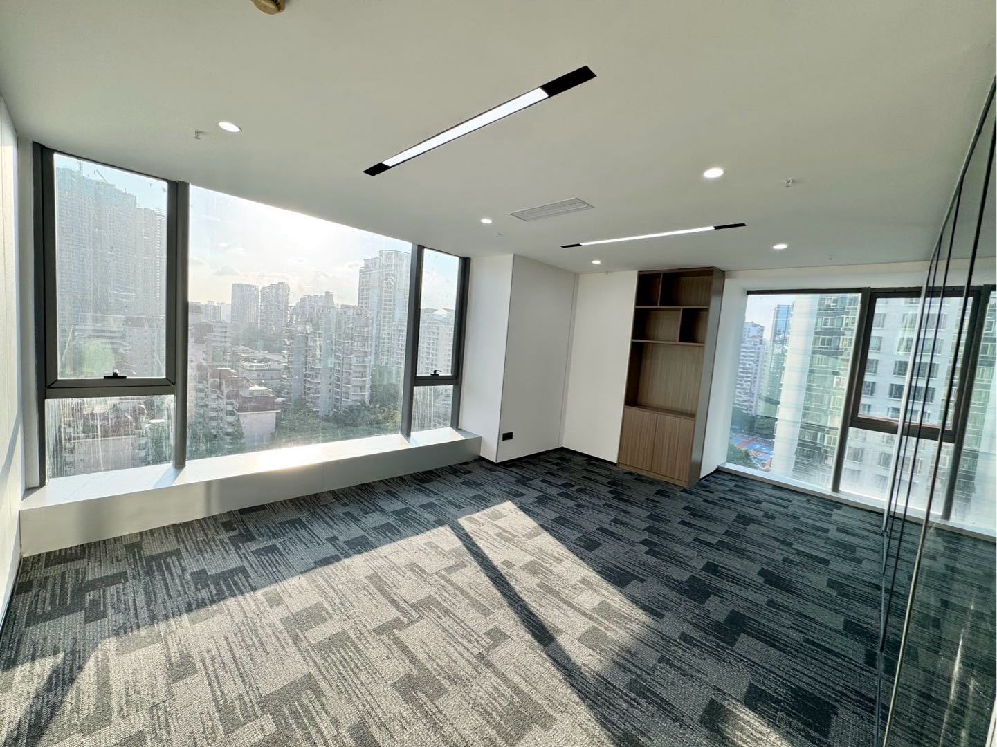 英龙商务中心 295㎡ 精装 中层办公室出租