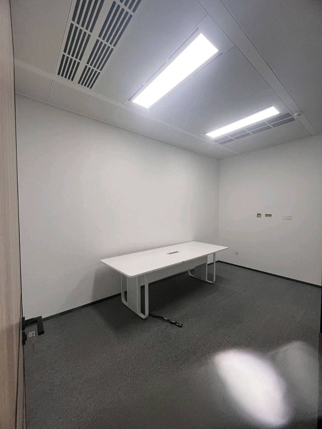 恒明珠金融大厦写字楼342㎡精装户型·高层四面采光向出租