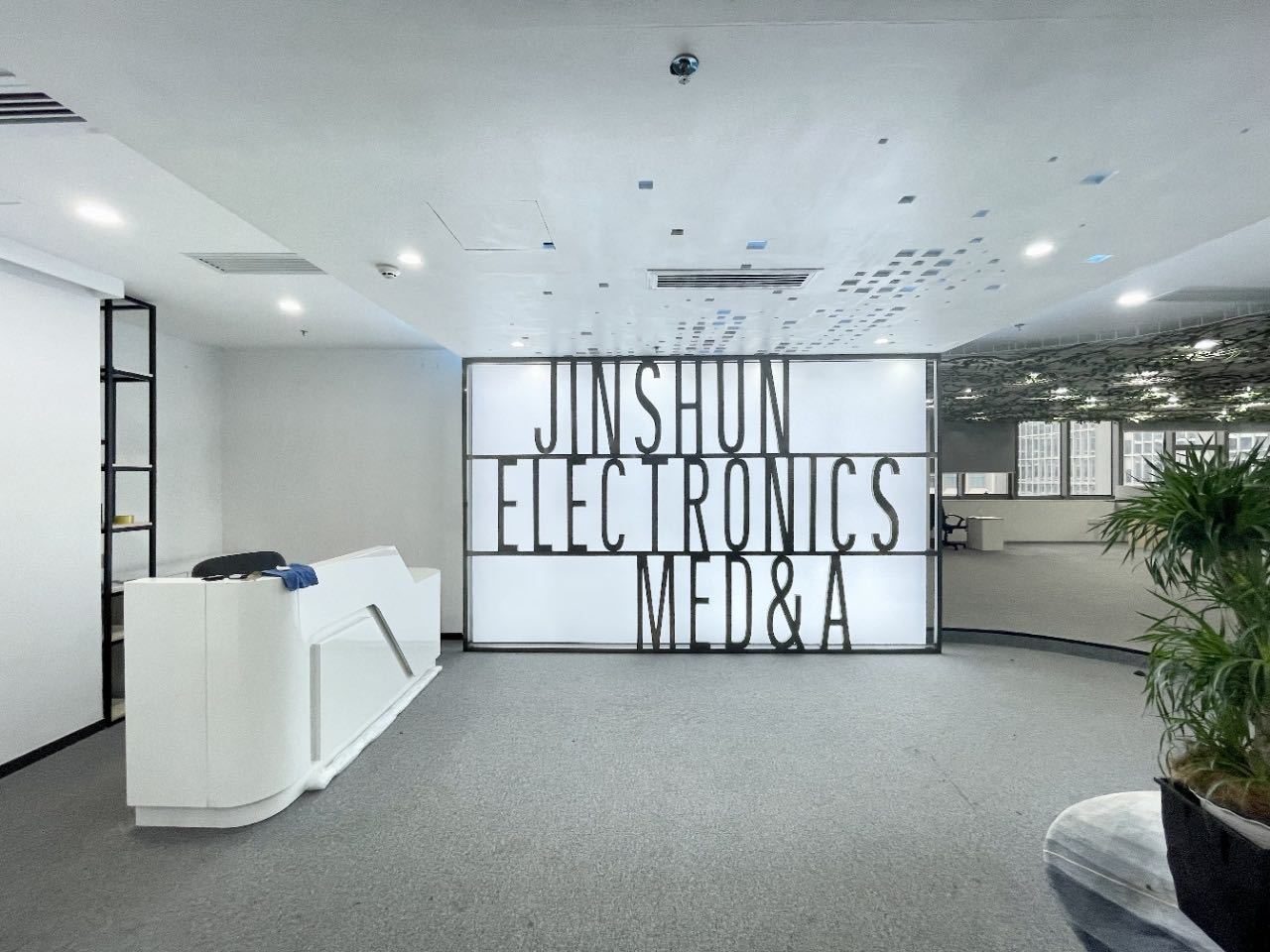 深圳市软件产业基地670㎡精装办公室出租,中层东南向采光好实景图