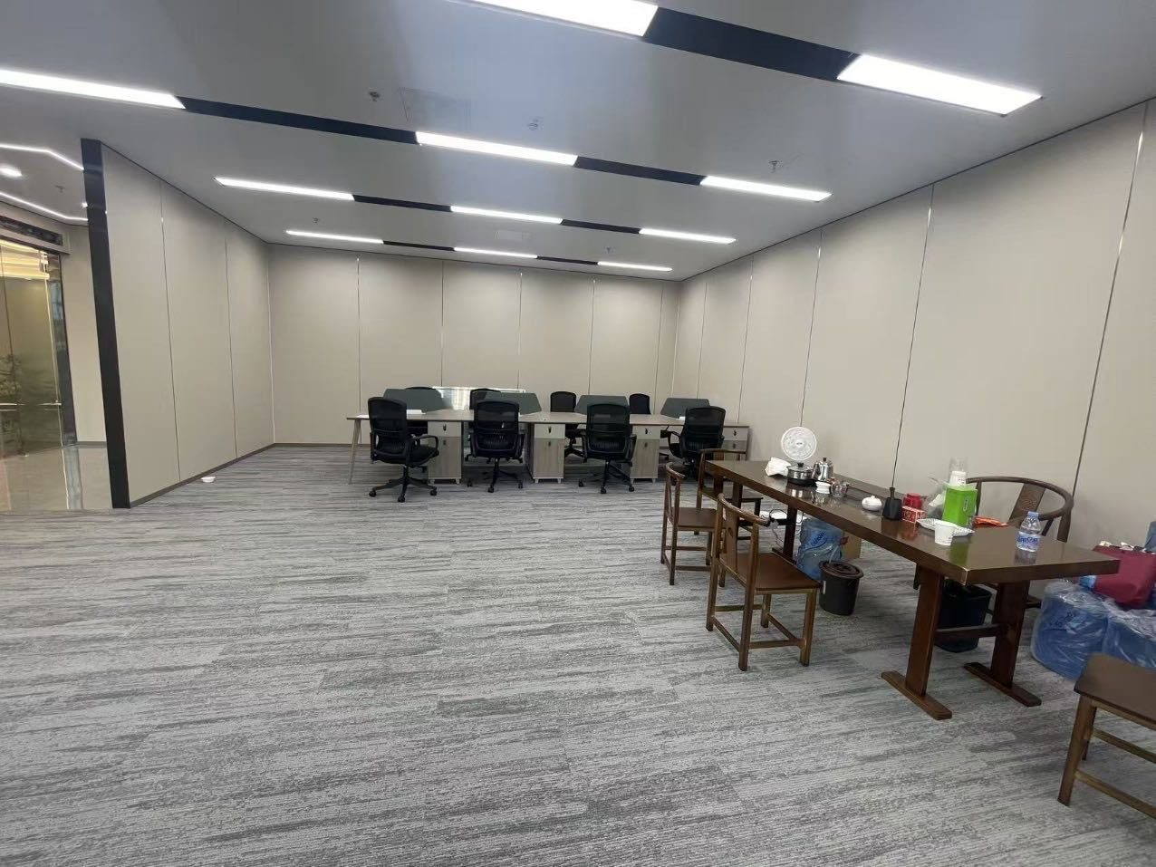 智慧广场376㎡精装办公室出租,中层东南向采光好