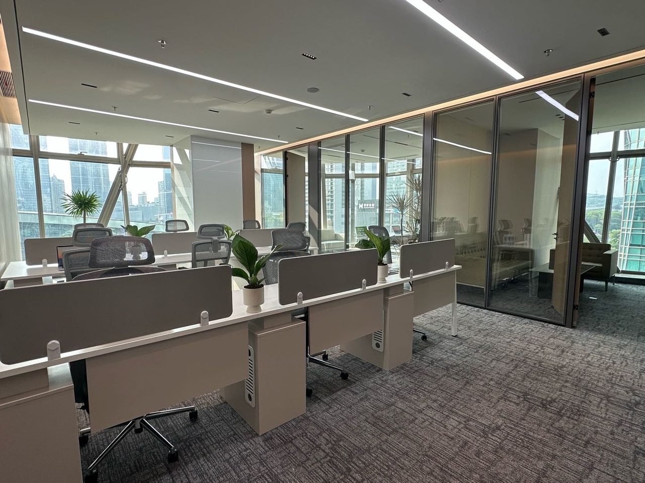 皇岗商务中心182㎡精装办公室出租，中层西向采光好