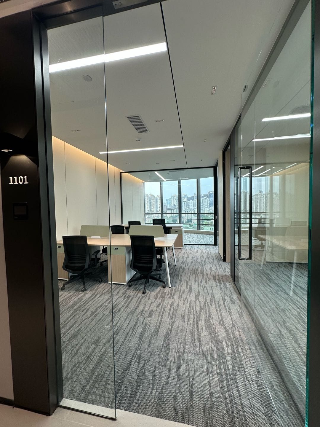 怡化金融科技大厦200㎡豪装办公室出租，中层东向采光好
