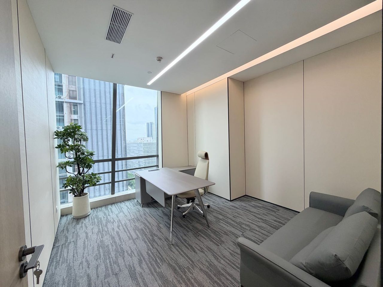 怡化金融科技大厦155㎡精装办公室出租，中层东向采光好