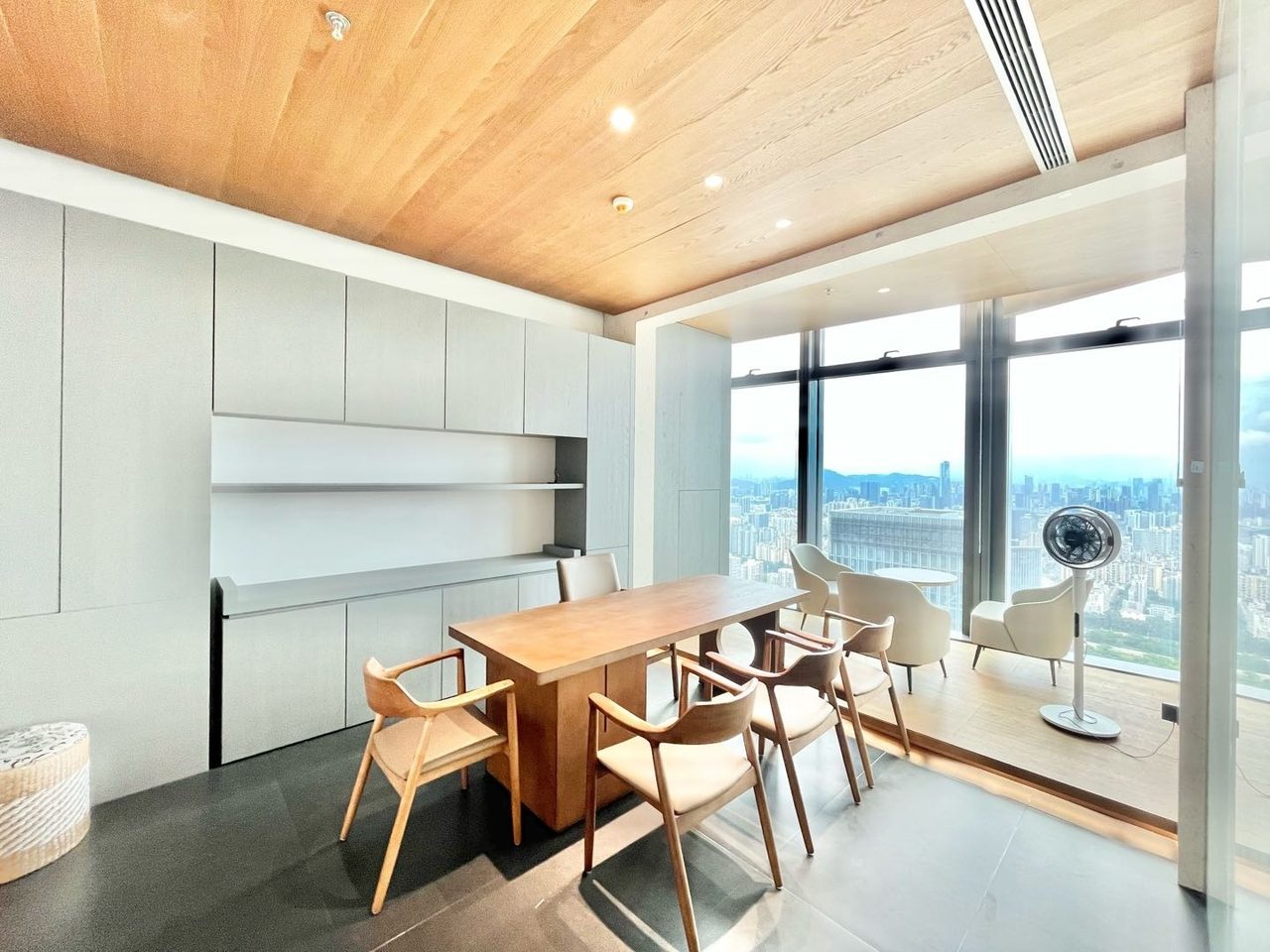 卓越前海壹号178㎡精装办公室出租，高层东向采光好