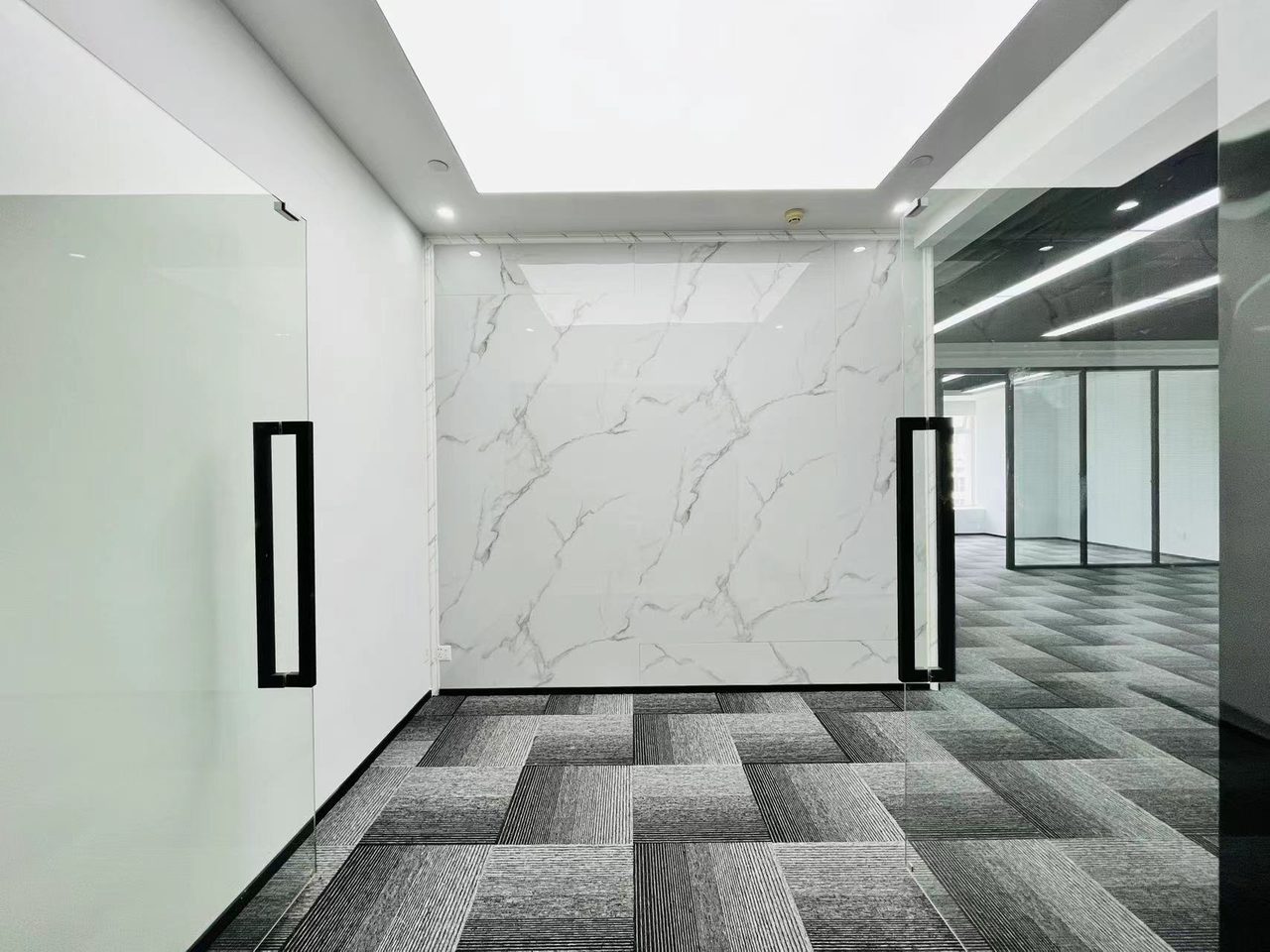 振业国际商务中心238㎡精装办公室出租，低层东南向采光好