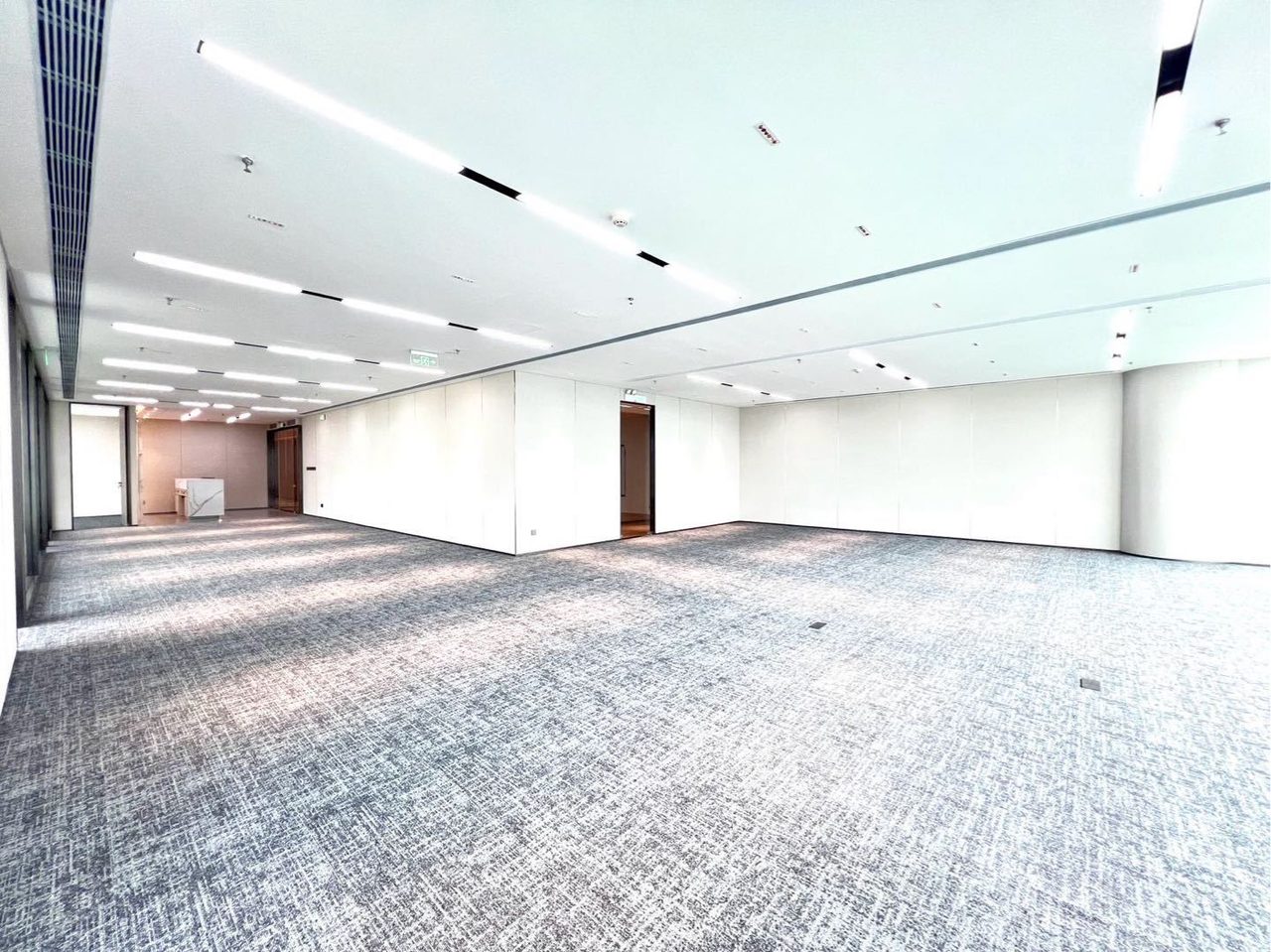康泰创新广场530㎡精装办公室出租，高层东南向采光好