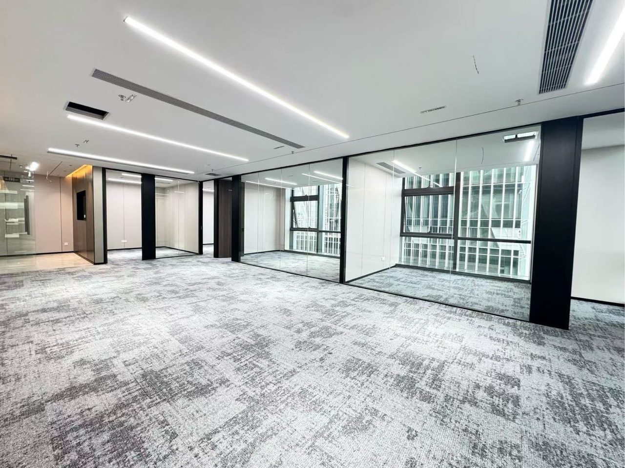 光峰科技大厦写字楼314㎡豪装户型·高层东北向出租