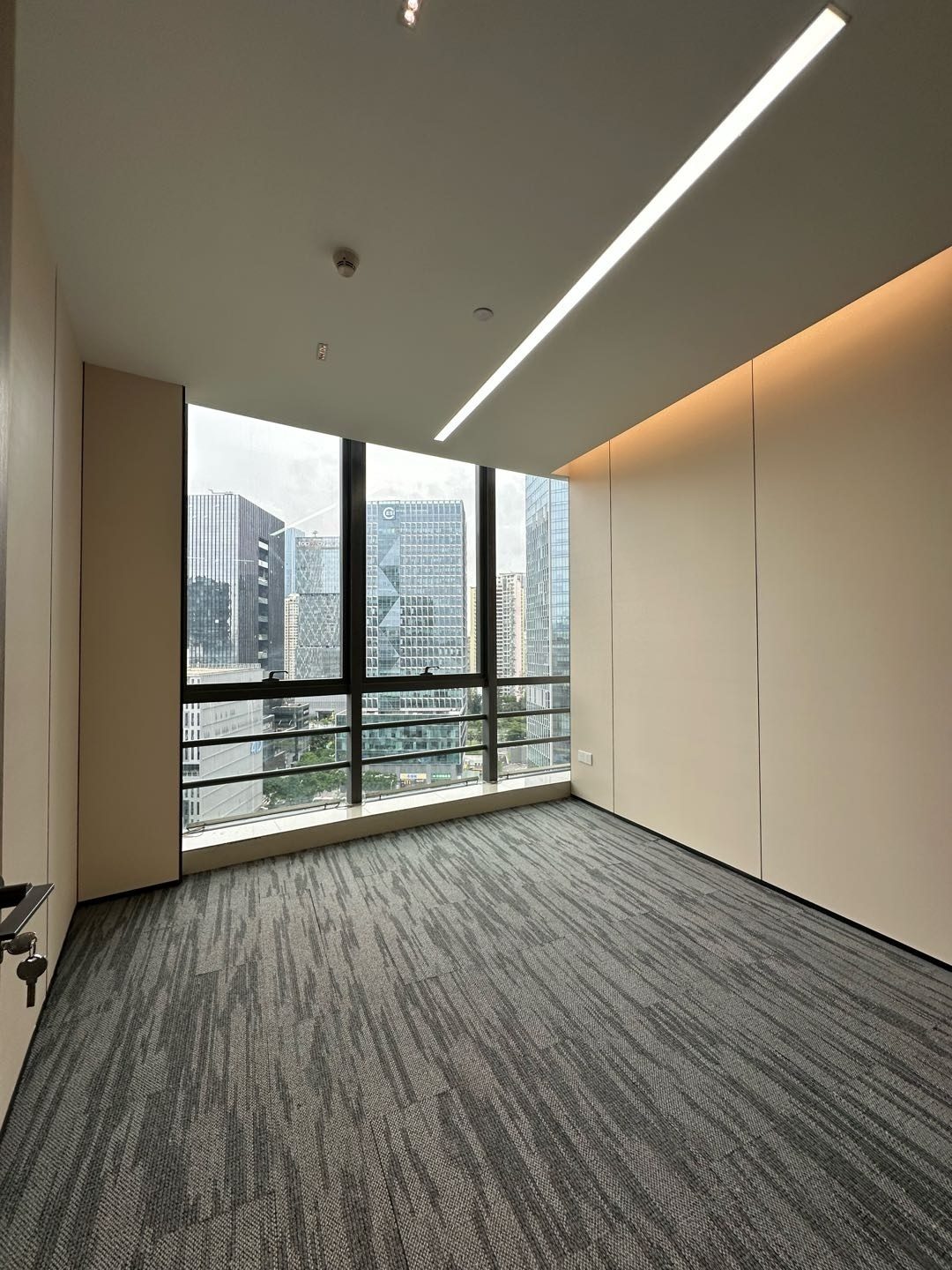 怡化金融科技大厦265㎡精装办公室出租,中层东向采光好