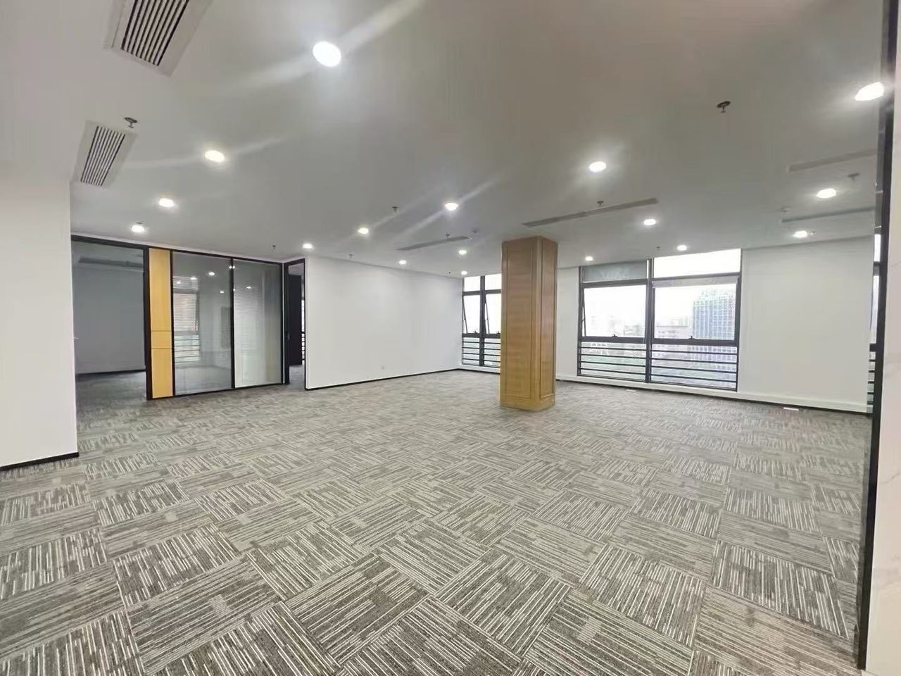 TCL国际E城396㎡精装办公室出租,高层东南向采光好
