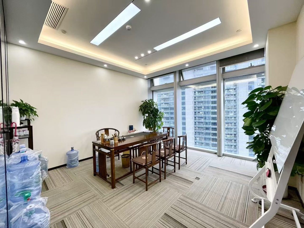 易尚中心写字楼234㎡豪装户型·中层南向出租