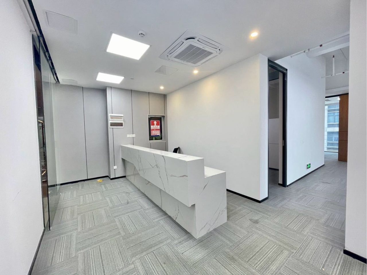 北邮科技大厦390㎡精装办公室出租,中层东南向采光好