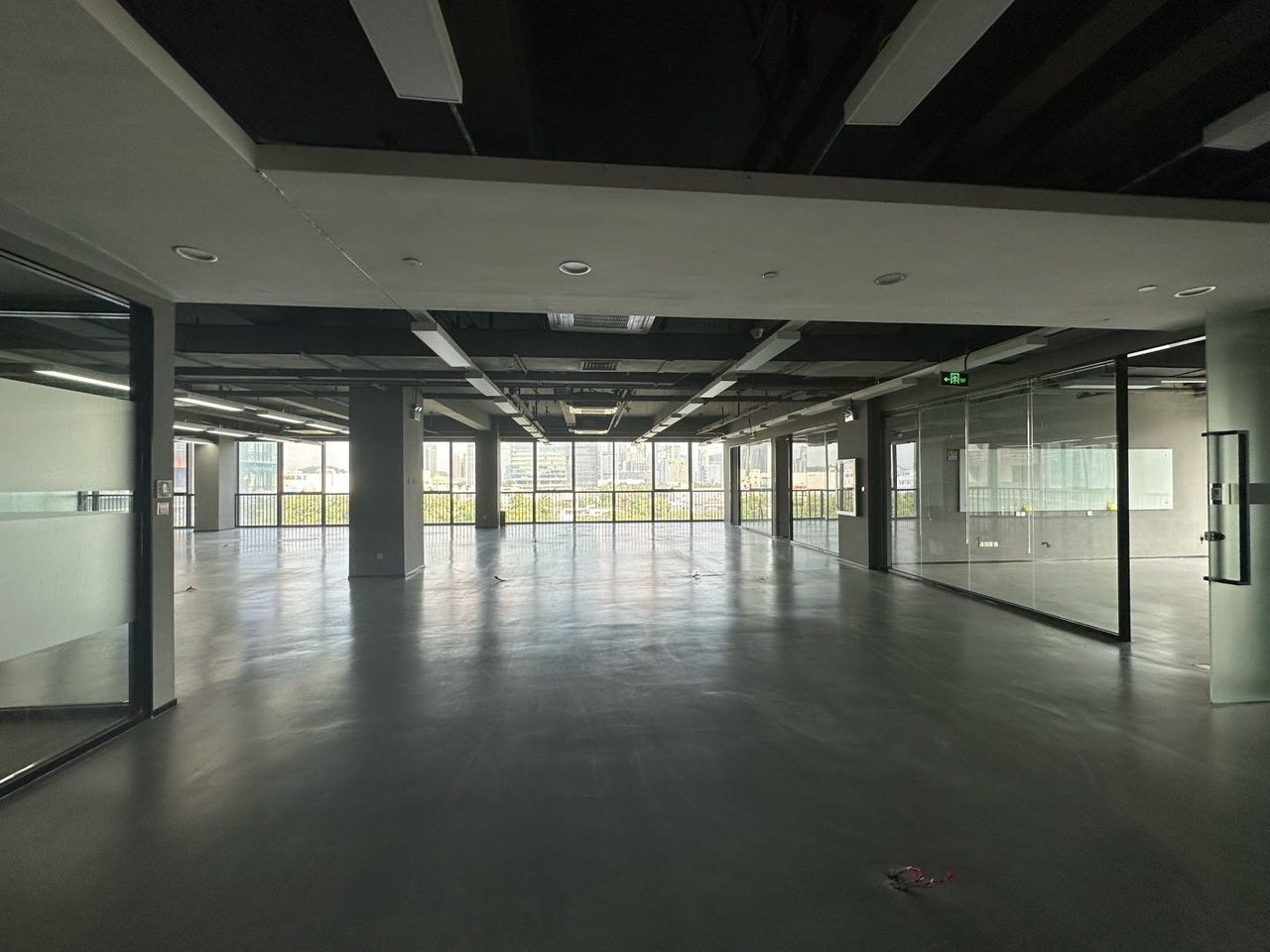 源政创业大厦1200㎡精装办公室出租，低层四面采光向采光好