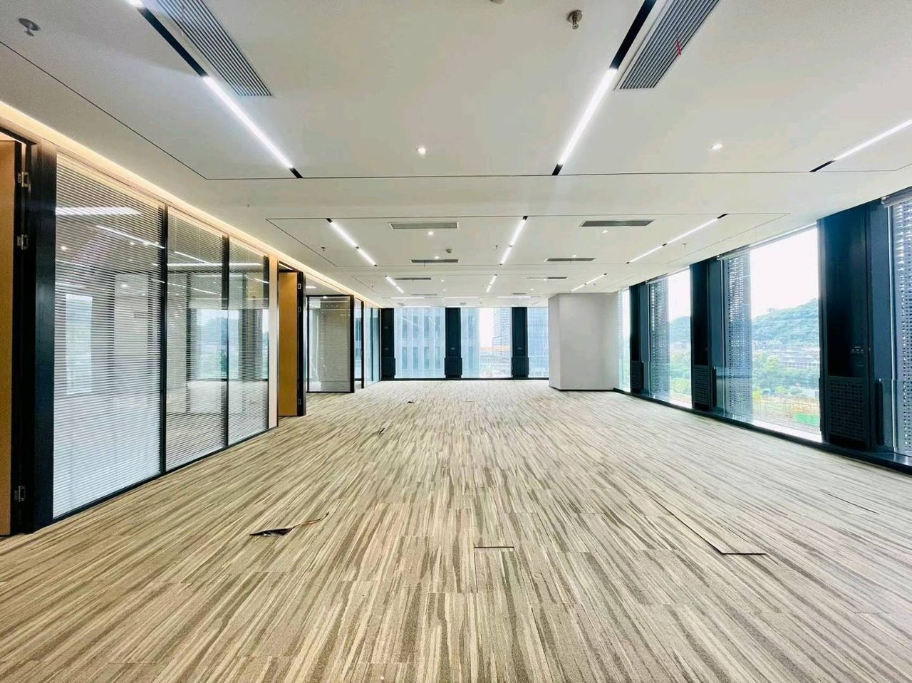 天珑移动大厦439㎡精装办公室出租，中层西北向采光好