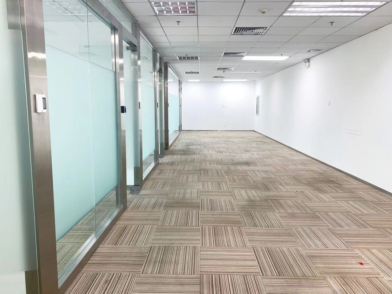 皇岗商务中心392㎡精装办公室出租，中层东北向采光好