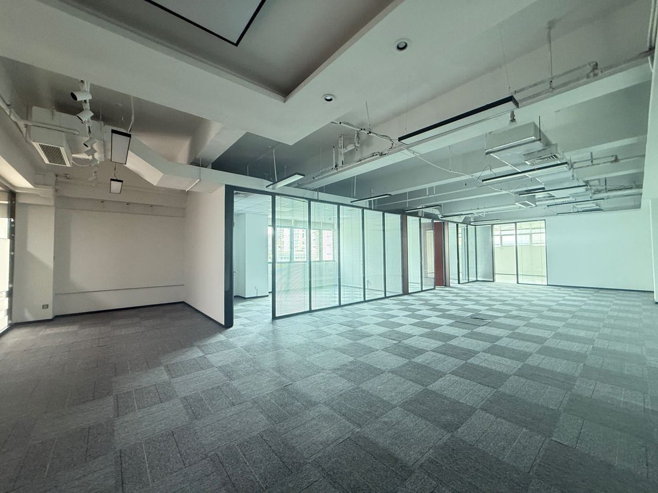 490㎡精装办公室 高新技术产业园(虚拟大学园)·近粤海门站·中层实景图