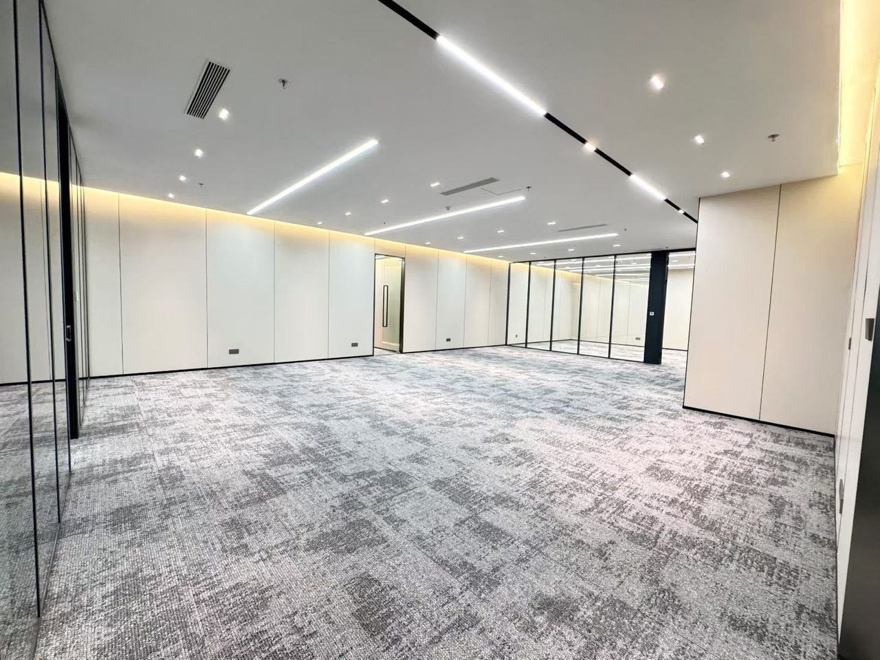 皇庭中心写字楼491㎡精装户型·高层西向出租