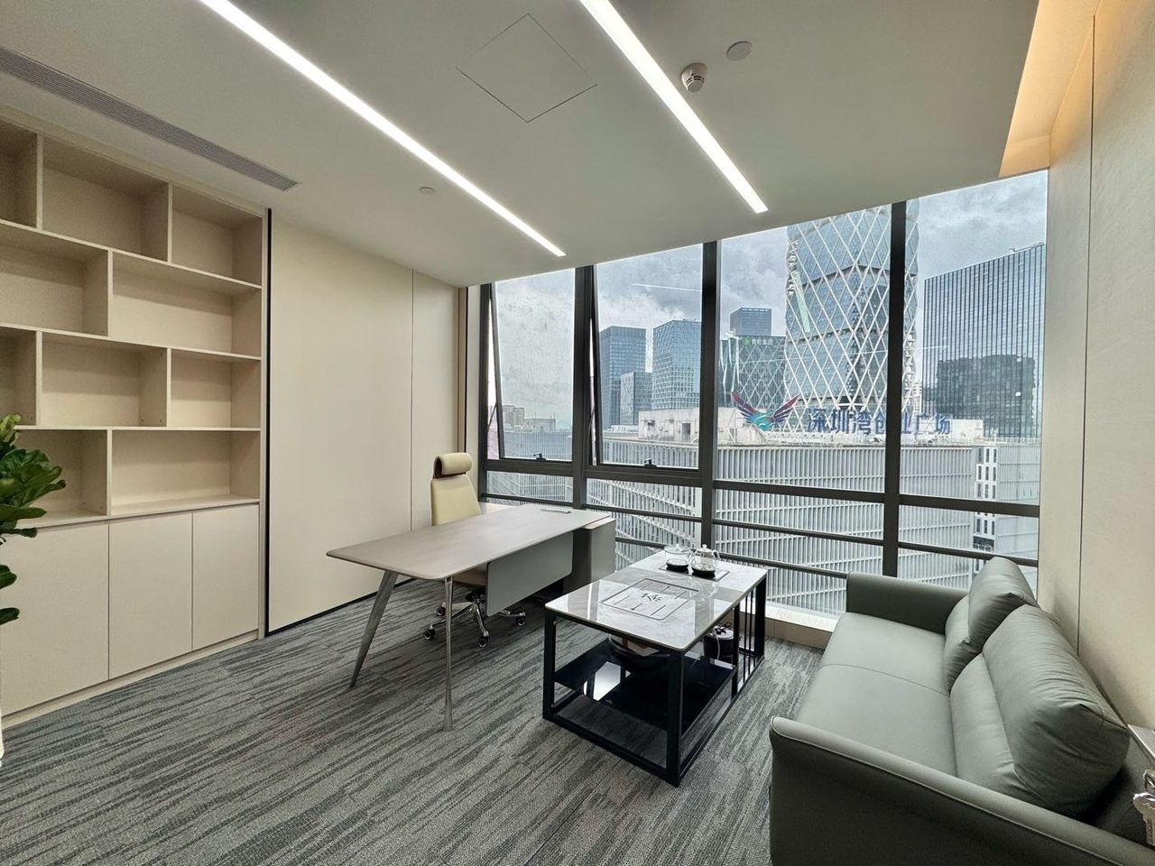 怡化金融科技大厦165㎡精装办公室出租，中层东向采光好