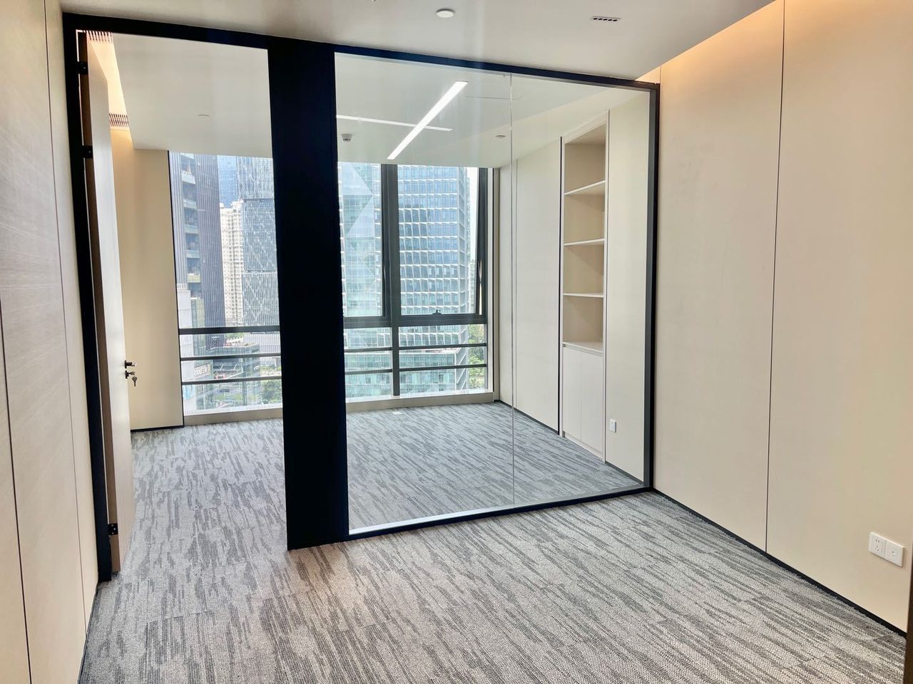 南山区科技园 怡化金融科技大厦165㎡精装办公间中层出租实景图