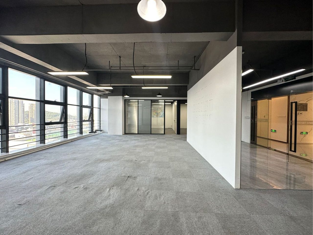 奋成智谷大厦350㎡精装办公室出租,中层南向采光好