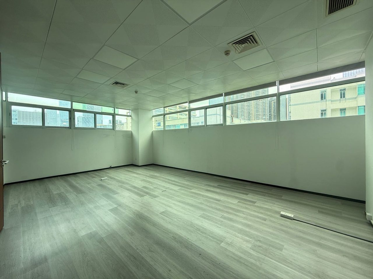490㎡精装办公室 高新技术产业园(虚拟大学园)·近粤海门站·中层