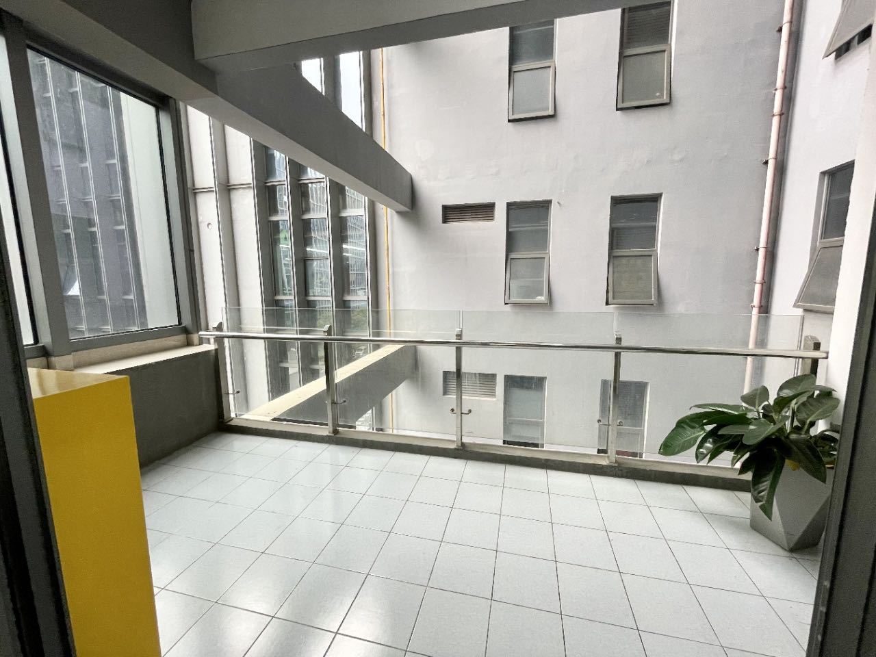 深圳市软件产业基地670㎡精装办公室出租,中层东南向采光好