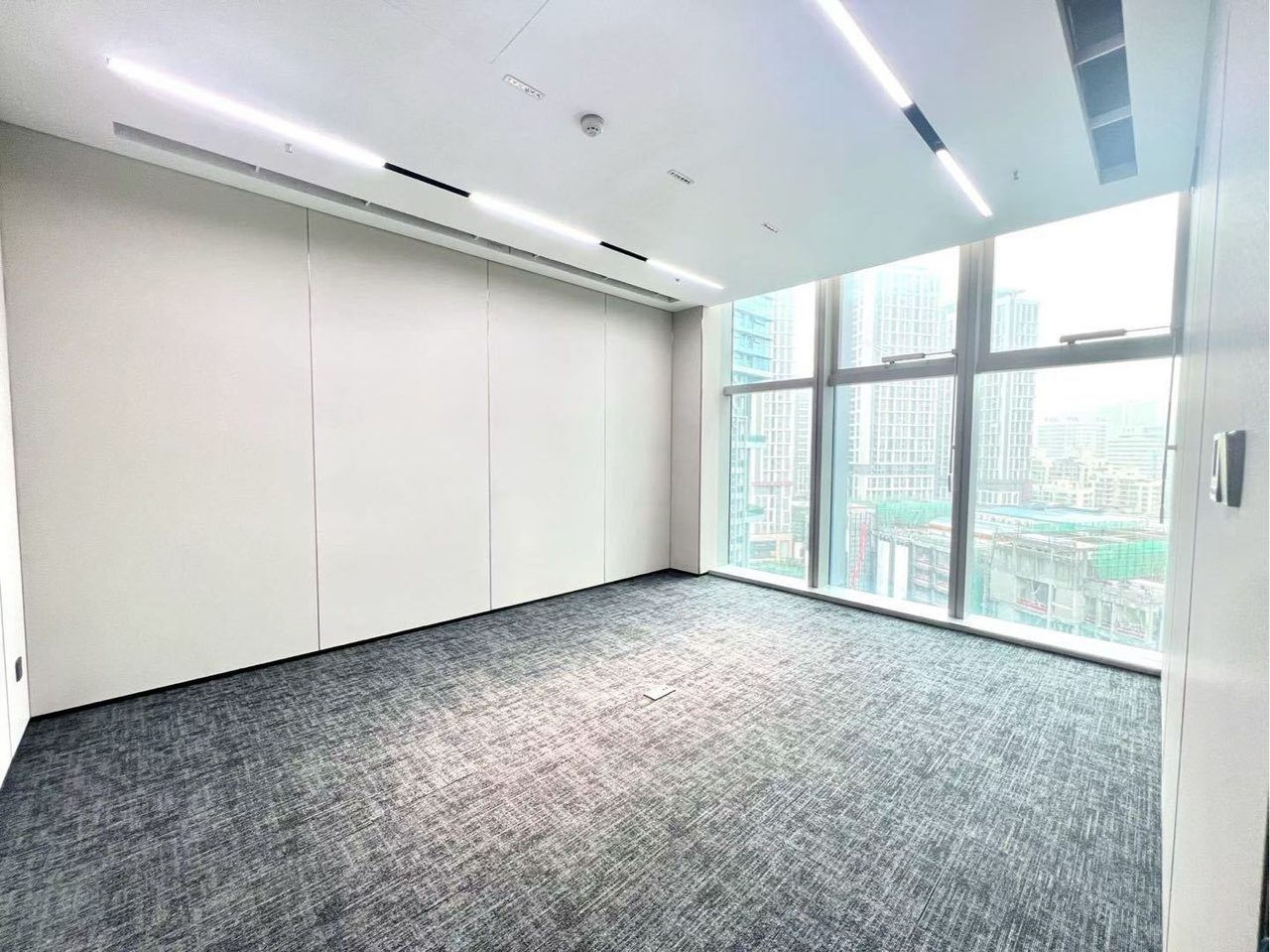 康泰创新广场436㎡精装办公室出租,中层东南向采光好