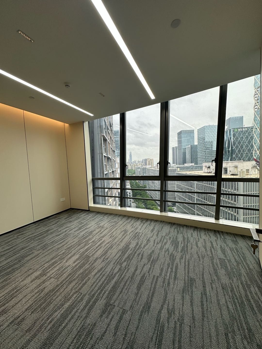 怡化金融科技大厦写字楼165㎡精装户型·中层南向出租