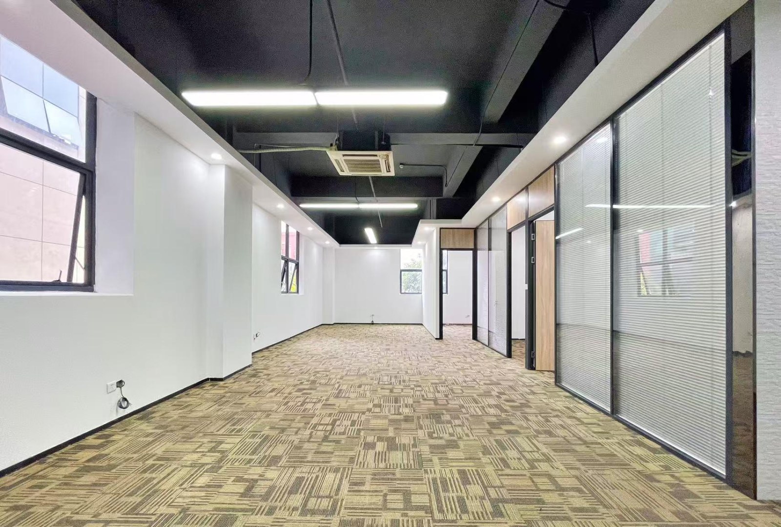 坂田集团新塘智慧园 190㎡ 精装 低楼层办公室出租实景图
