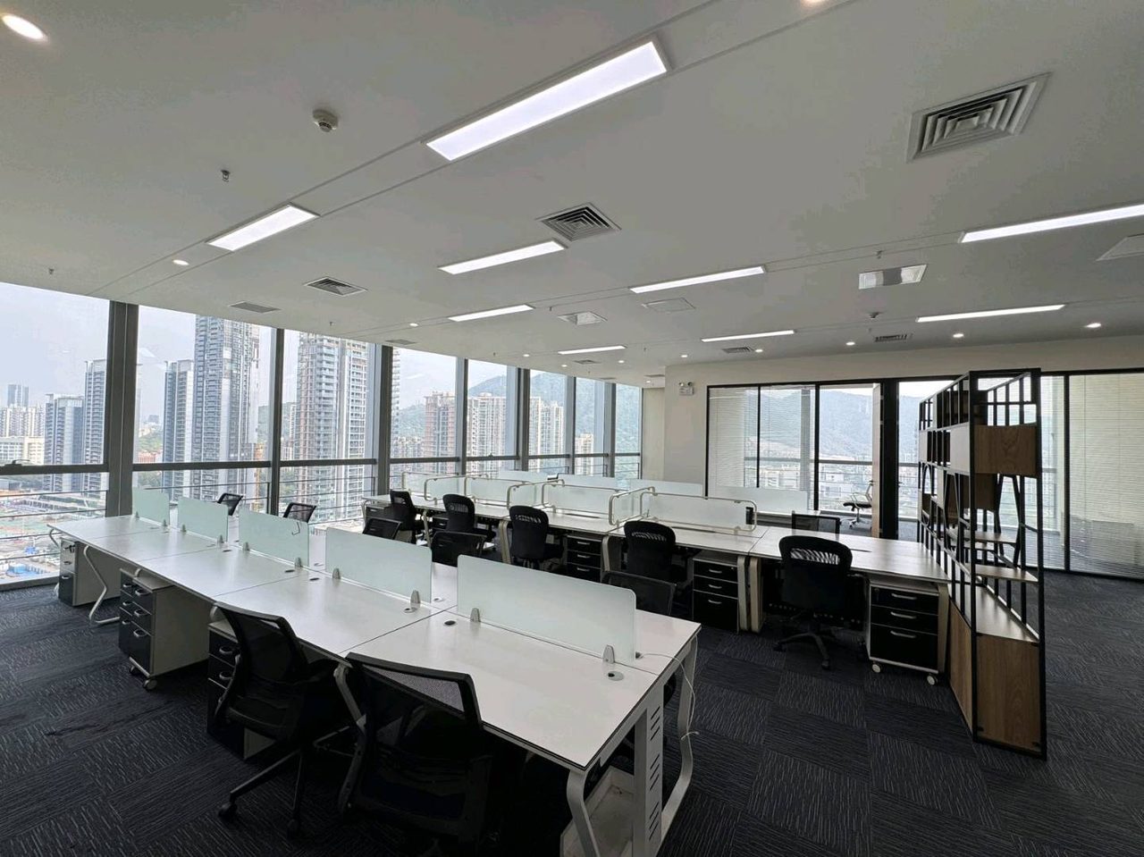 香江金融中心267㎡精装办公室出租,中层东向采光好实景图