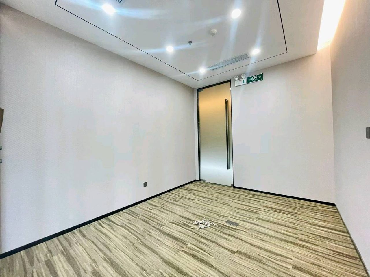 天珑移动大厦439㎡精装办公室出租，中层西北向采光好