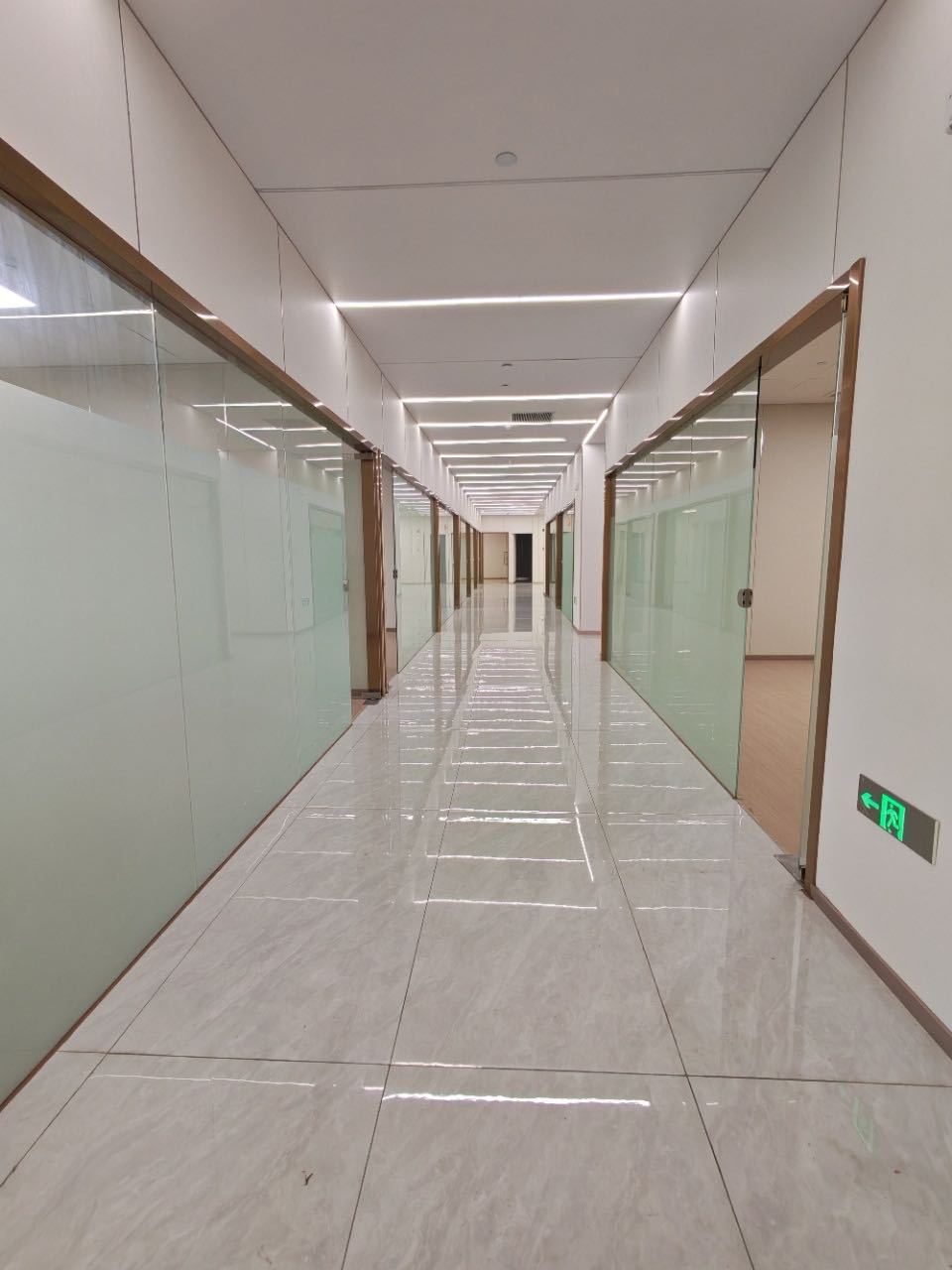宝安区西乡写字楼出租 鸿鹏中心 1123㎡精装